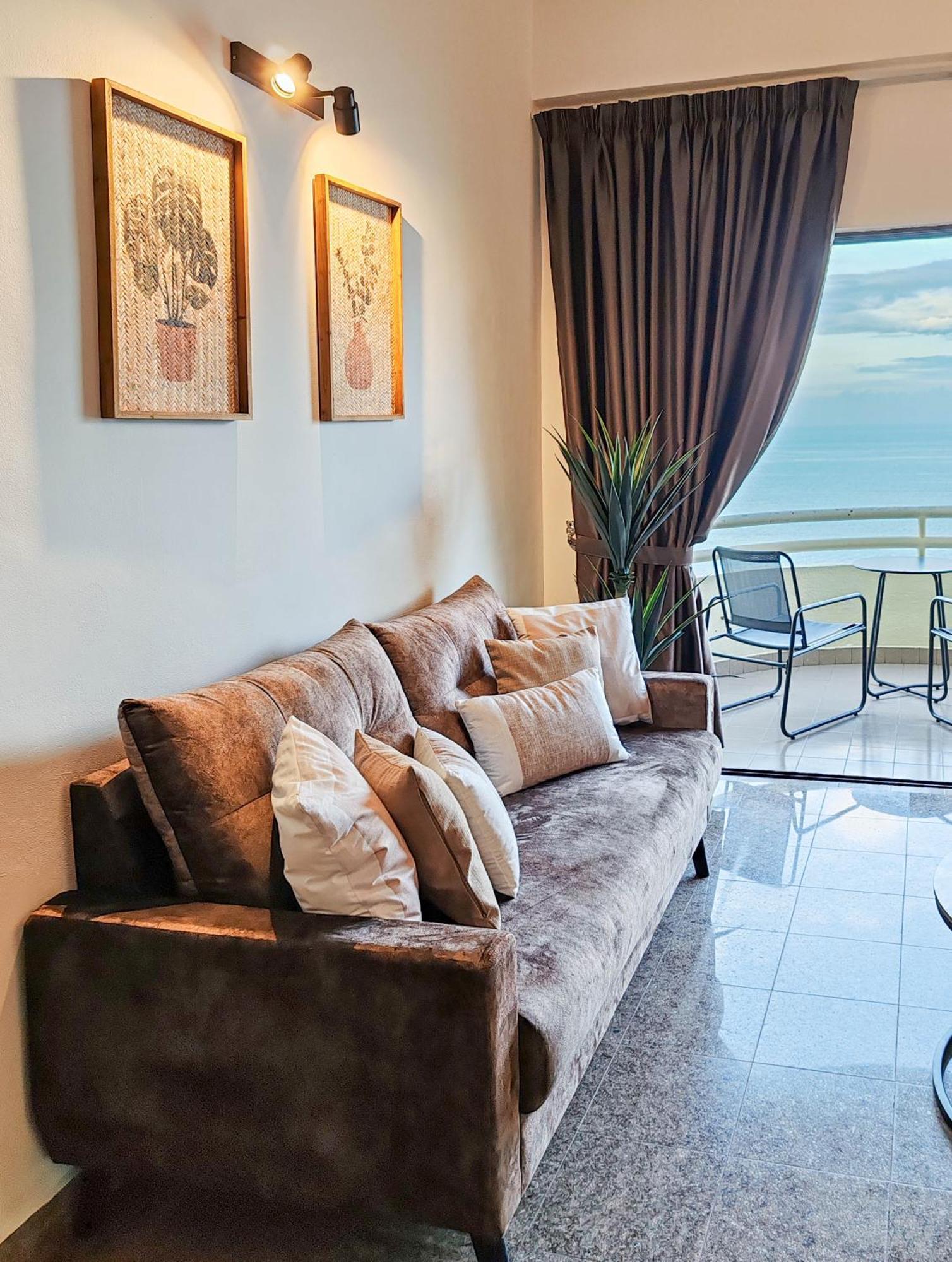 'Newly Refurbished' 'Sunny Seaview' At Regency With 2 Carpark By Shine Stay Porto Dickson Exterior foto