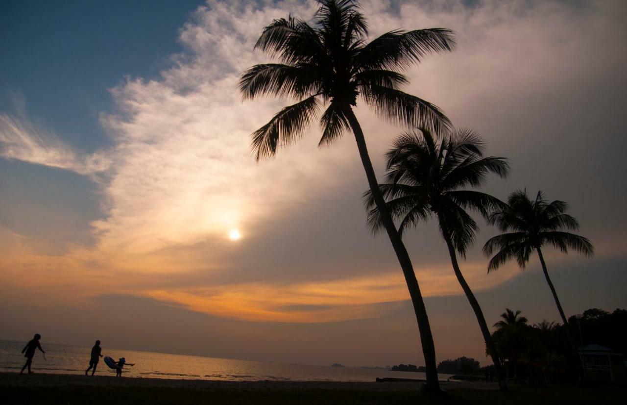 'Newly Refurbished' 'Sunny Seaview' At Regency With 2 Carpark By Shine Stay Porto Dickson Exterior foto