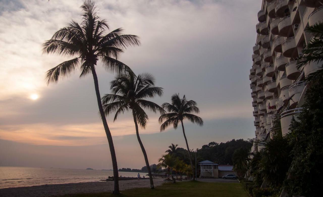 'Newly Refurbished' 'Sunny Seaview' At Regency With 2 Carpark By Shine Stay Porto Dickson Exterior foto